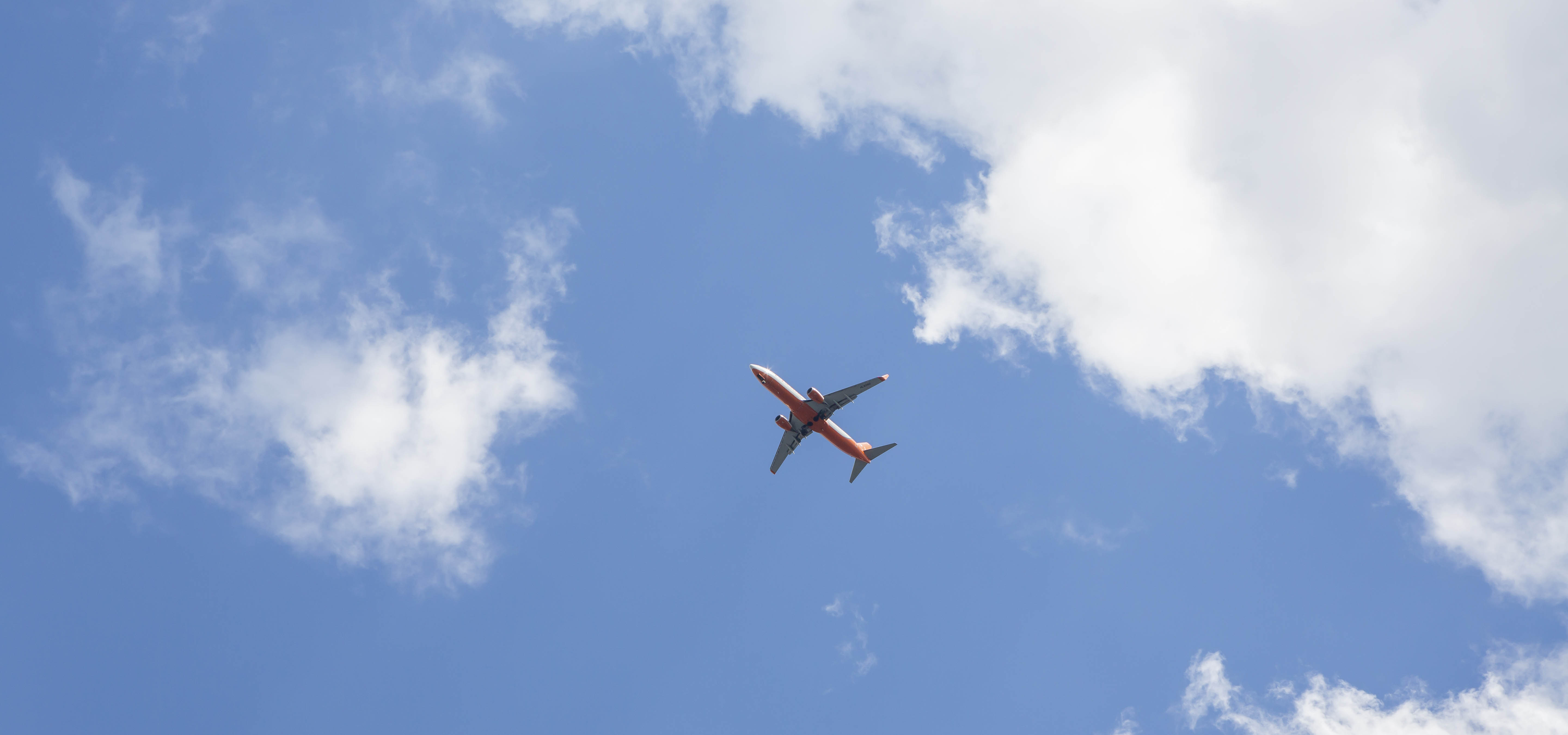 Flugzeug am Himmel